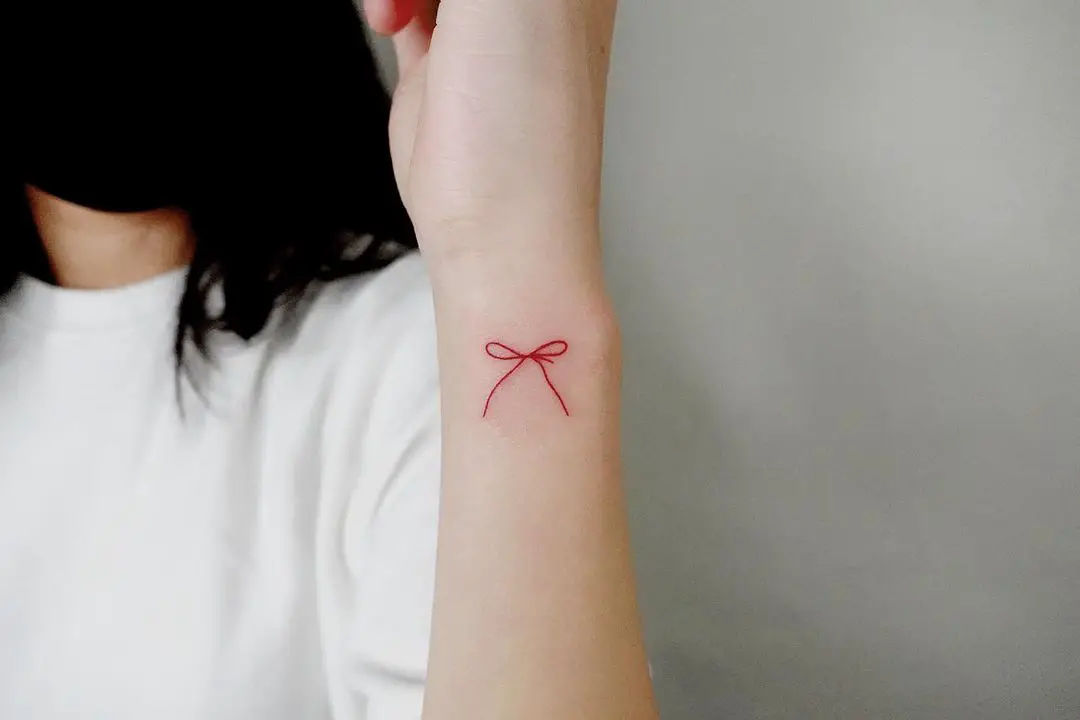 Rosso Passione: 24 Tatuaggi del Filo del Destino