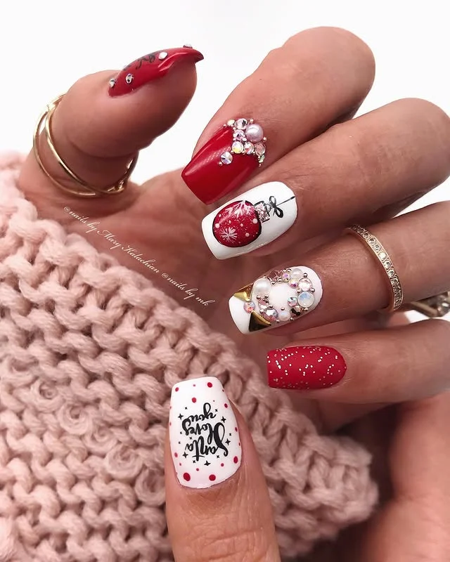 Unghie con nail art astratta e pennellate di colore