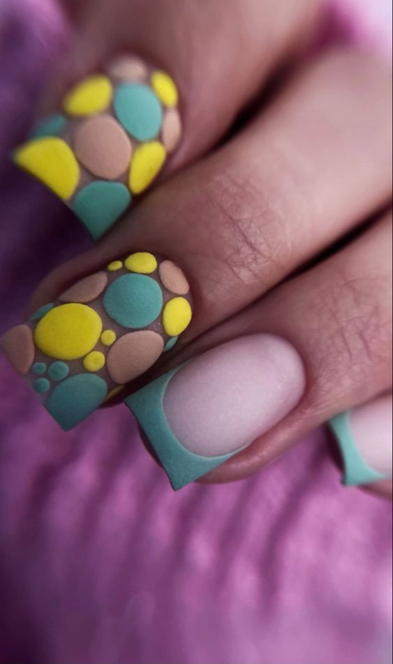 Manicure con design astratti in colori neutri e dettagli metallici