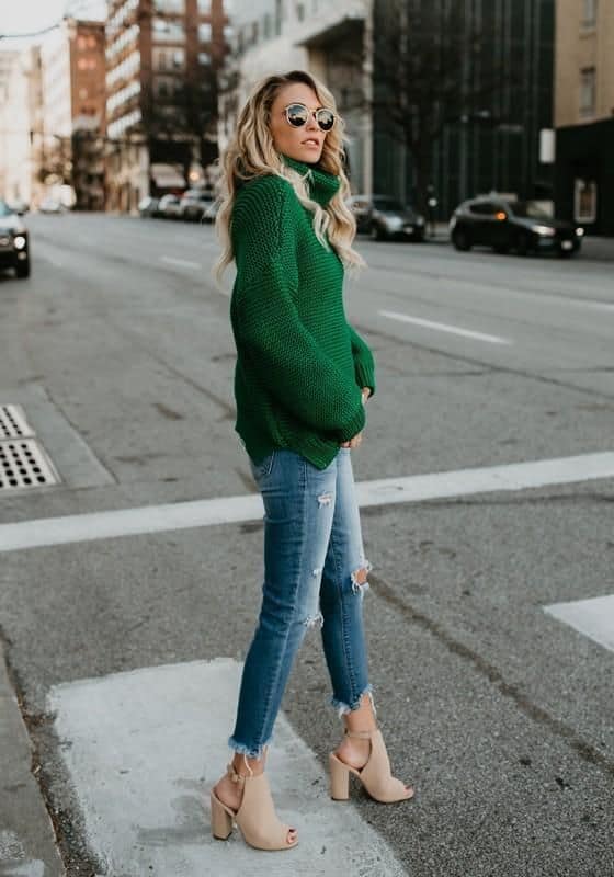 Look casual con maglia verde e pantaloni beige