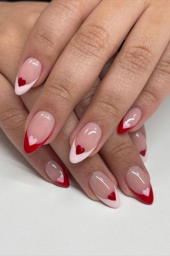 French manicure romantico con dettagli in oro per San Valentino