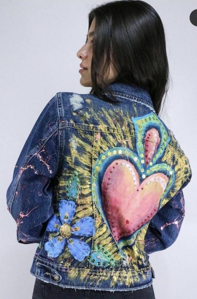 Giacca oversize di jeans decorata con dettagli glitterati lungo le maniche e il retro