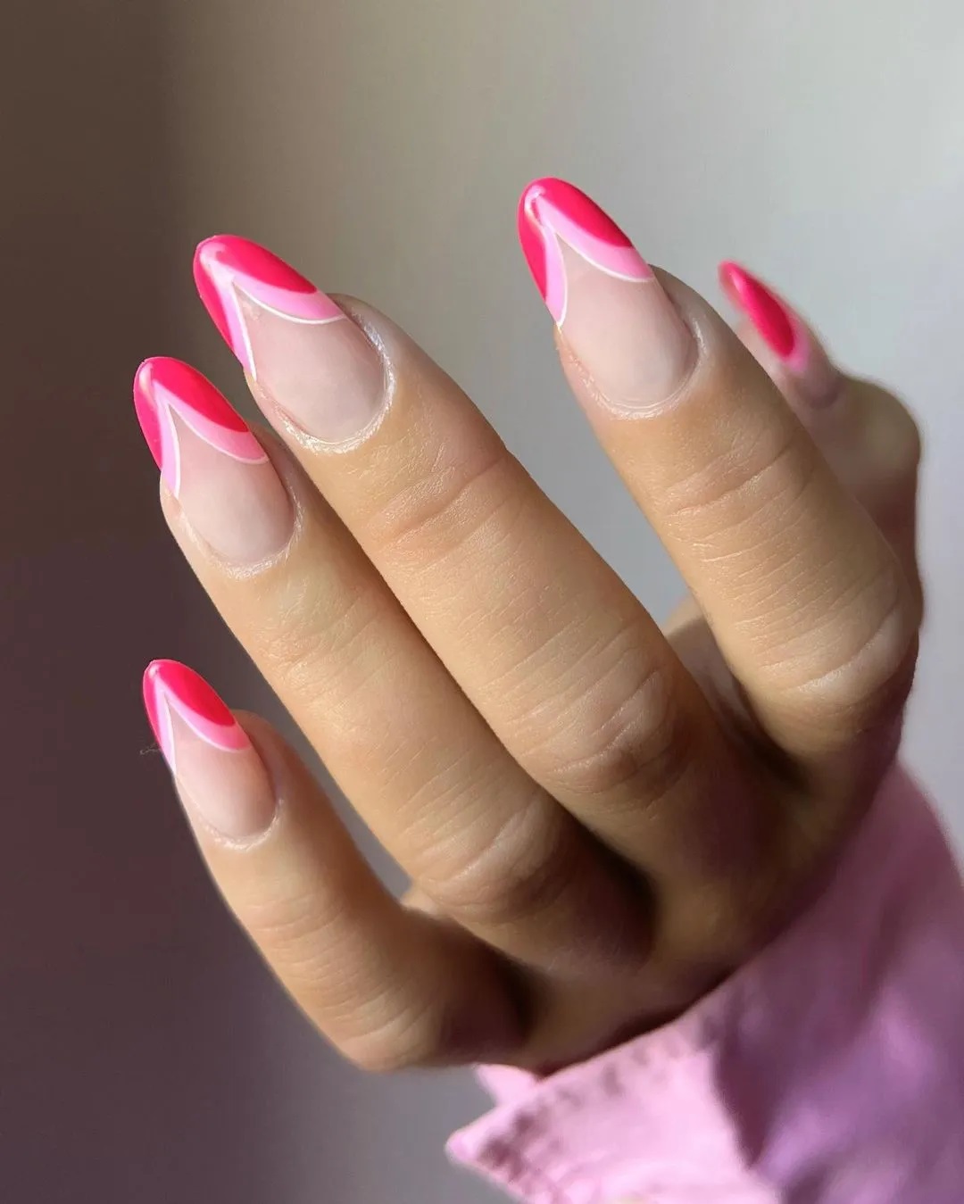 Unghie nude con piccoli cuori rosa stilizzati per San Valentino