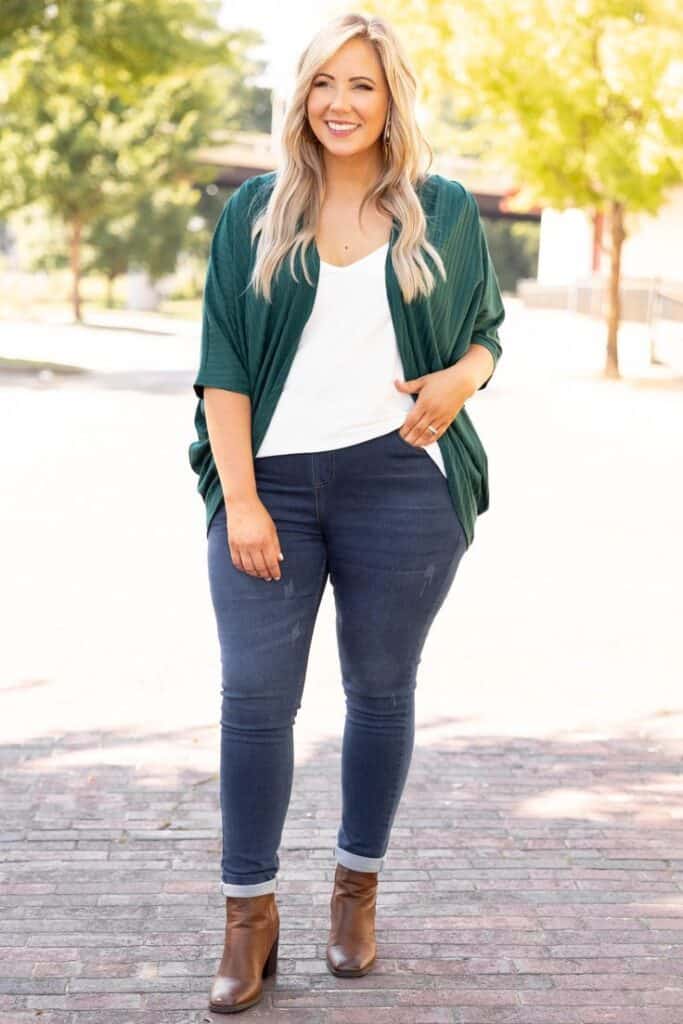 Look casual a strati in verde e bianco