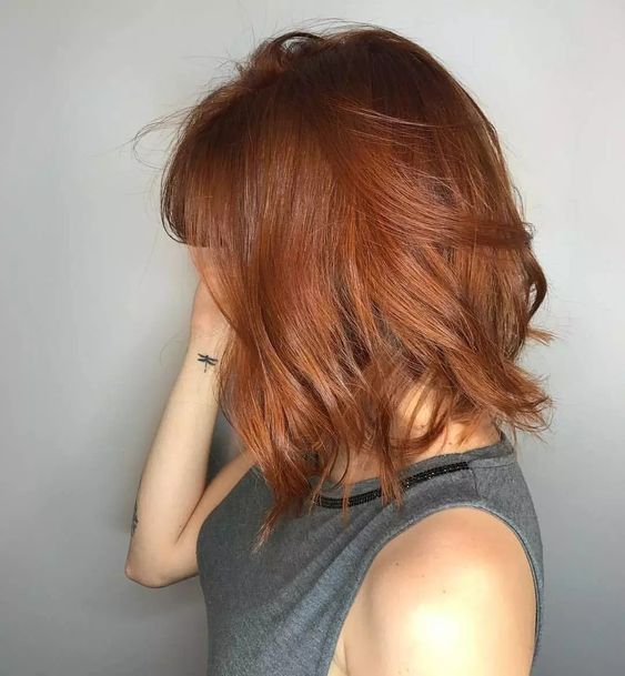 Capelli rosso mogano vibrante