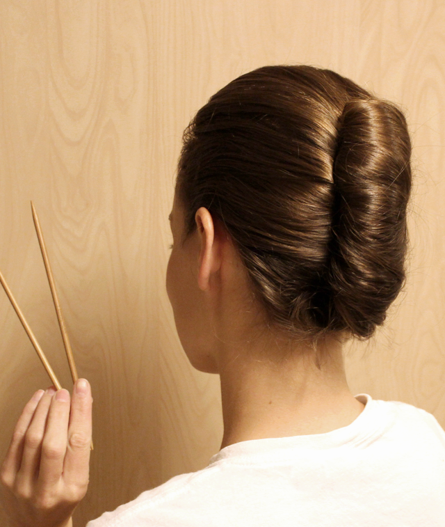 Chignon francese classico con finitura liscia