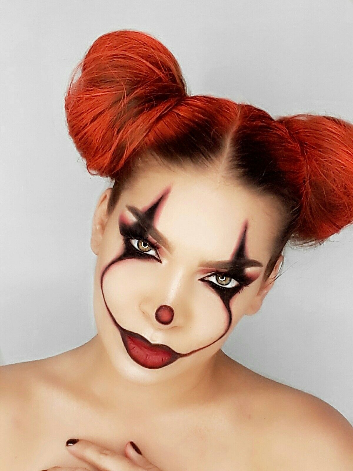 Trucco clown teatrale con linee grafiche precise