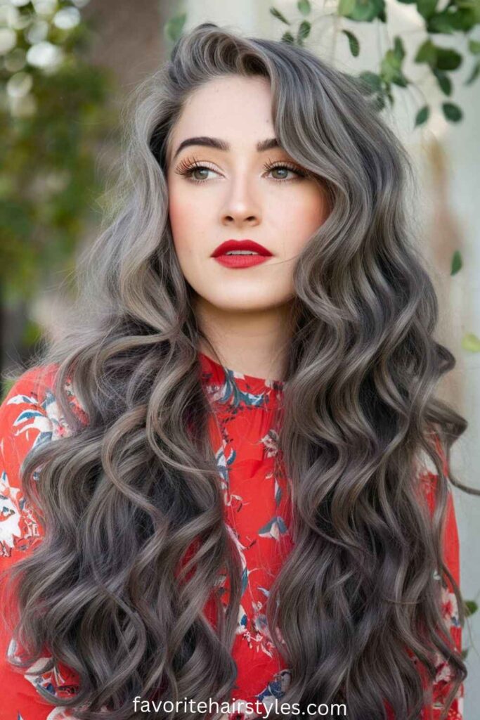 Capelli lunghi con boccoli romantici e naturali