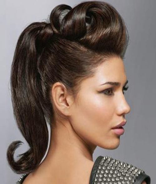 Ponytail con pompadour voluminoso