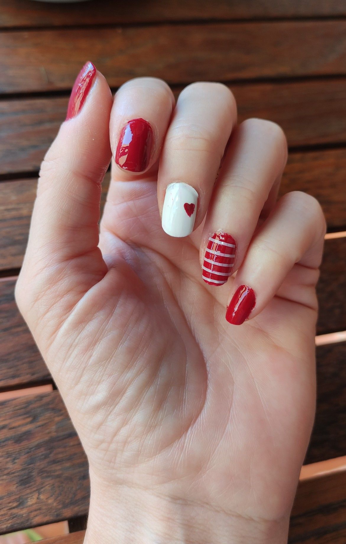 Unghie con French tip sfumato rosso e bianco per San Valentino