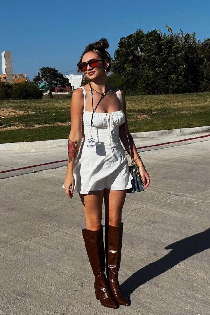 Look rodeo con dettagli ricamati