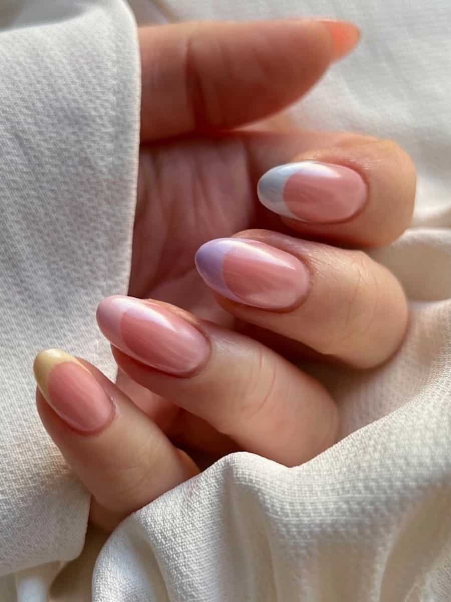 French manicure con punte color pastello