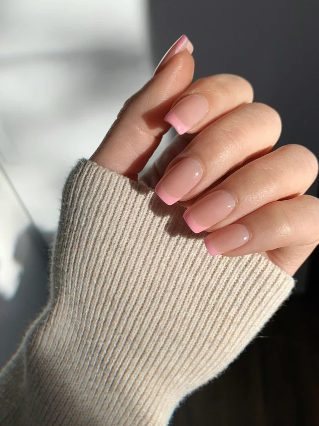 French manicure sottile con punte fucsia e base nude