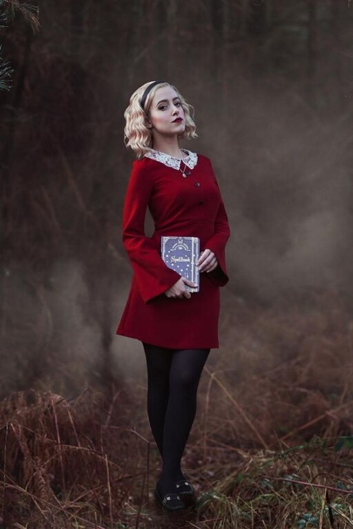 Costume da vampiro classico con mantello rosso e abito nero elegante