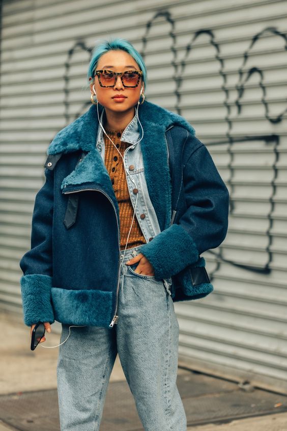 Blazer con top a righe e pantaloni slim