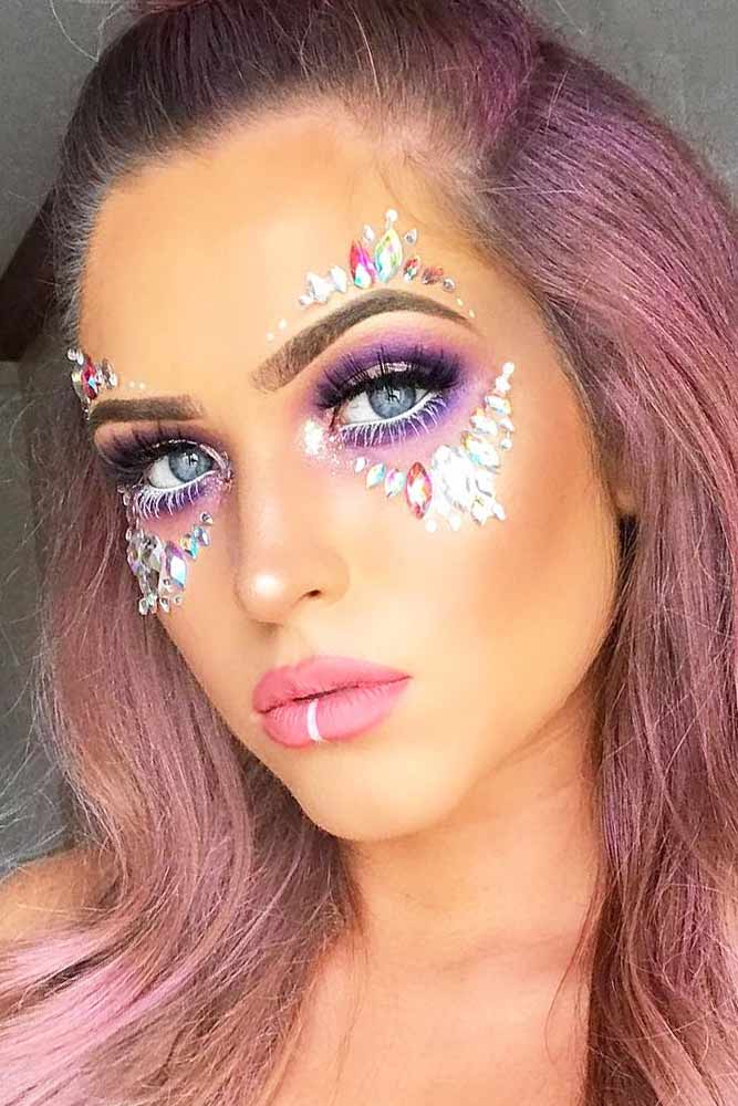 Trucco brillante da festival con glitter e dettagli accesi