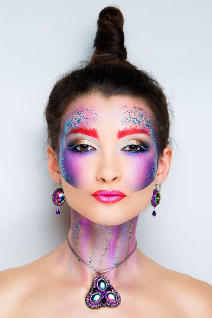 Makeup fantasy con sfumature viola e rosa