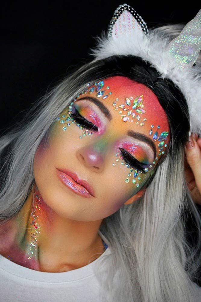 Makeup da fata con cristalli e sfumature arcobaleno