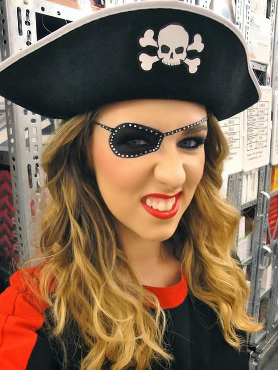 Costume da pirata con giacca rossa ricamata