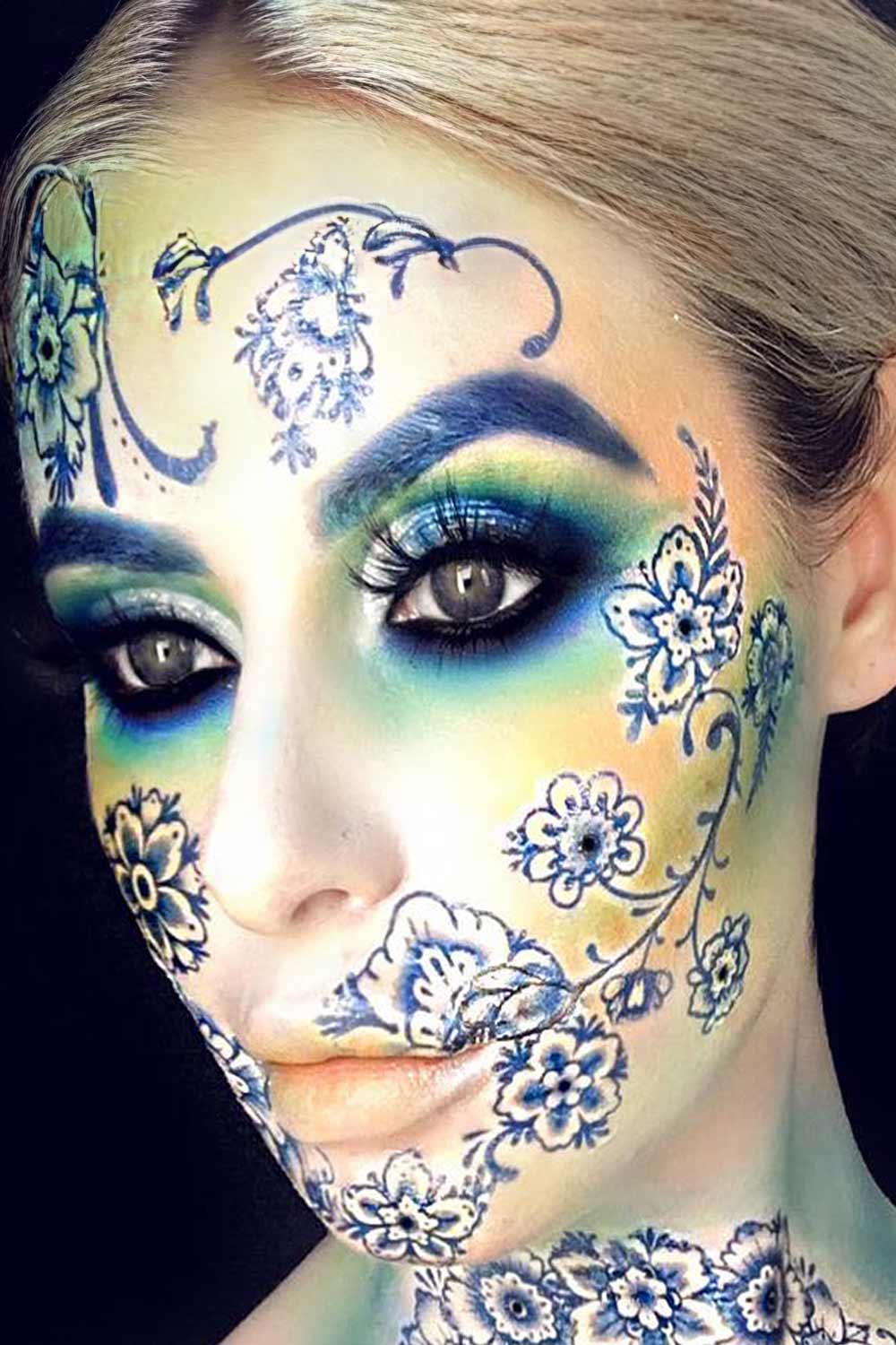 Trucco fantasy elaborato con motivi floreali blu