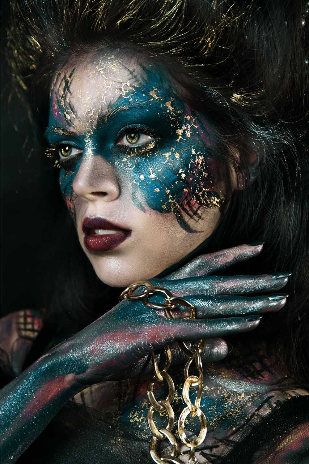 Make-up fantasy con dettagli dorati e blu e body art