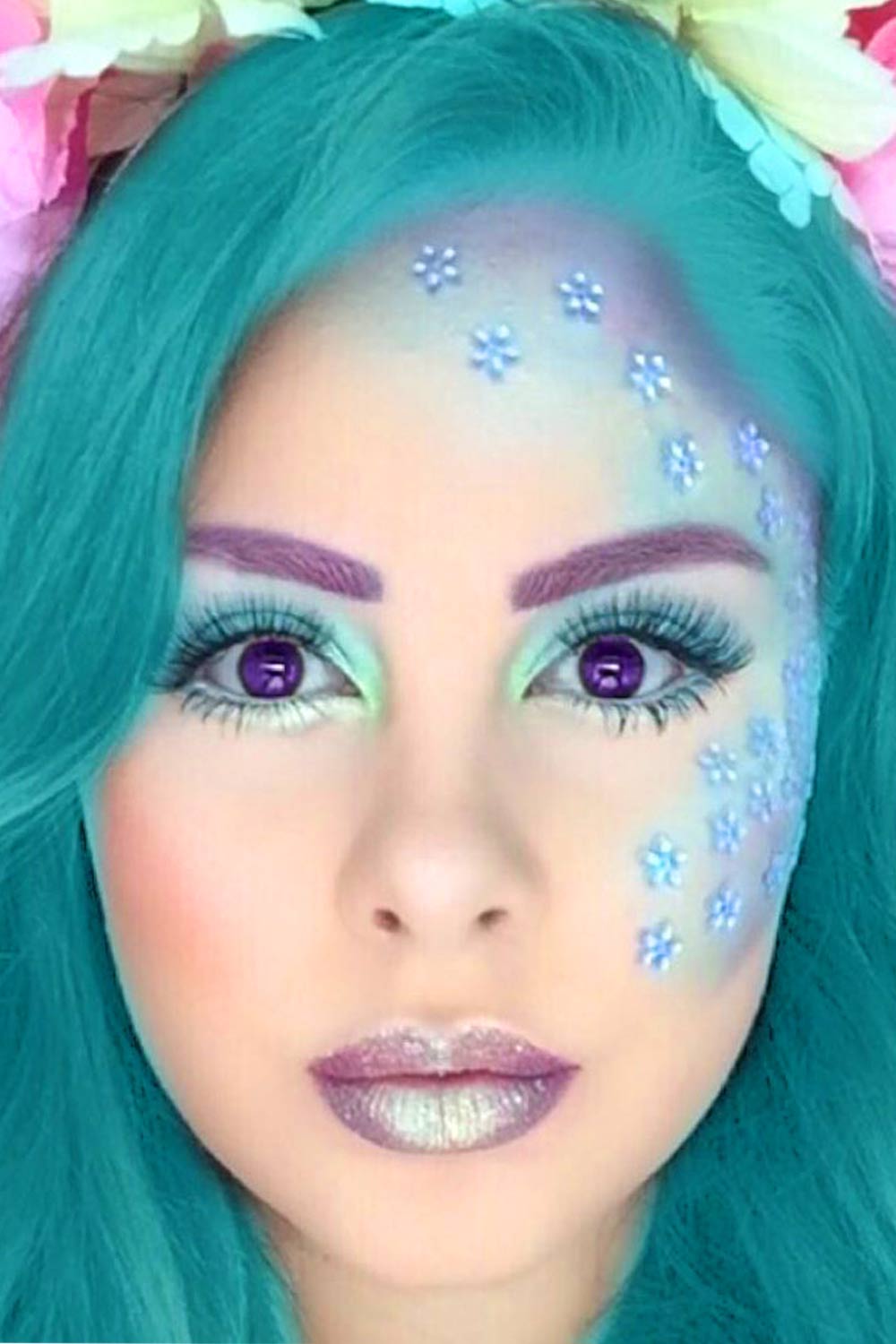 Make-up fantasy con ghirlanda verde e dettagli floreali