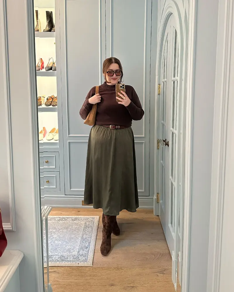 Outfit autunnale per taglie morbide con cardigan avvolgente e dettagli vibranti