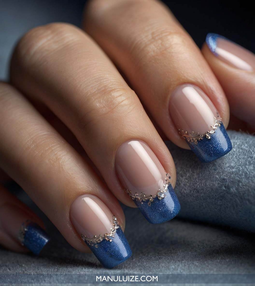 French manicure blu su unghie corte