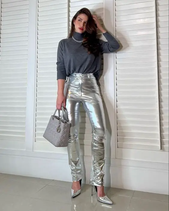 Outfit futuristico metallico per San Valentino