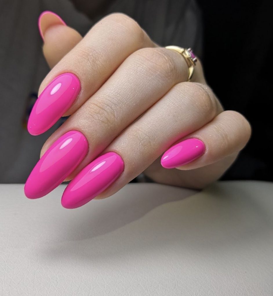 Unghie lunghe fucsia con finish vivace